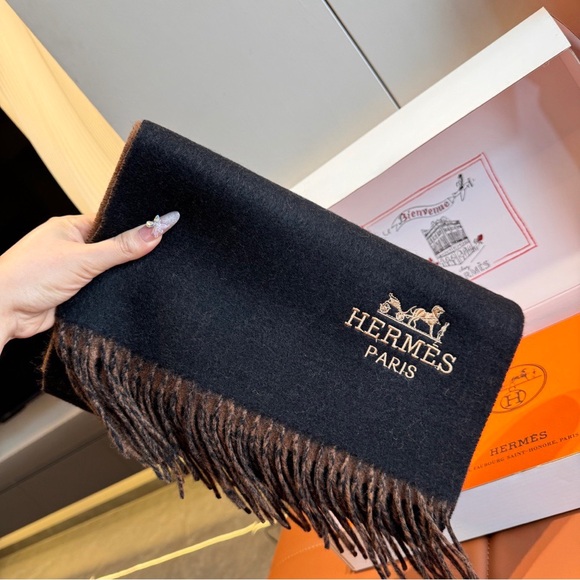 Hermes Women’s Classic Scarf - Picture 2 of 7